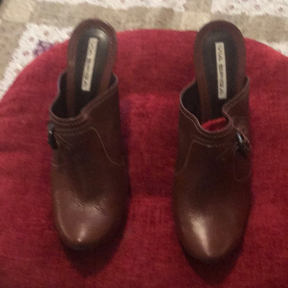 I’m selling Designer clogs by Via Spiga!